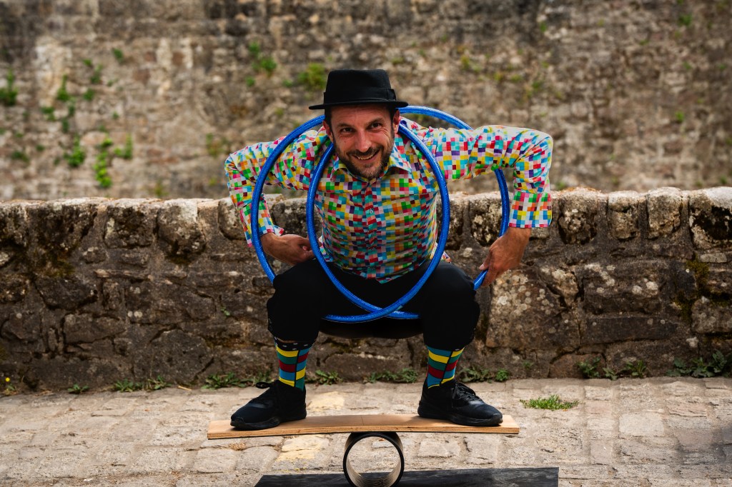 L’artiste de Conta Quattro sur un rolla-bolla, avec des cerceaux, au festival Les Italiennes de Clisson (juillet 2025)
